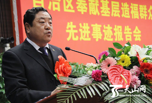 巴里坤县山南扶贫搬迁开发区党委书记陈培社作报告