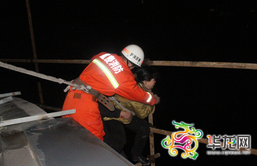 重庆一女子怀疑丈夫有小三欲跳楼轻生(图)