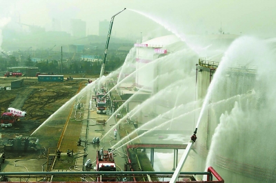 湖北消防部队举行化工火灾事故救援演练