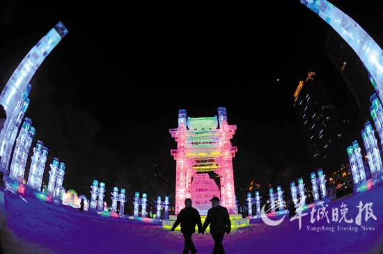 哈尔滨冰灯艺术游园会，冰趣十足