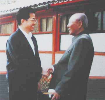 1999年国庆期间，习仲勋和胡锦涛在一起。