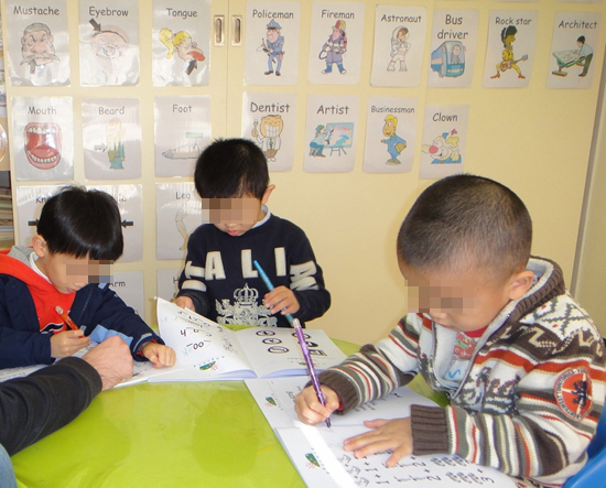 上海,一所民办幼儿园内,孩子们已提前开始学习英语和数学.