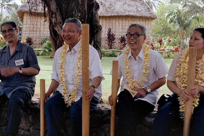 习仲勋（左二）和宋平（左一）参观夏威夷瓦胡岛的波利尼西亚文化中心。