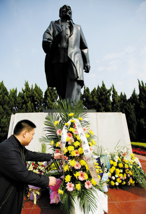 　　昨日，市民在小平塑像前敬献鲜花。深圳商报记者 施平 摄