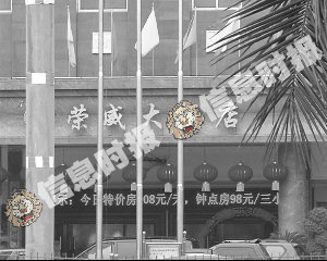 KTV女侍应遭强暴?美女男人一起把我拽进去偷偷三个小游戏亲图片