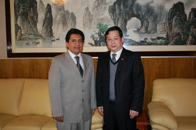 驻玻利维亚大使沈智良会见玻新任宪法法院院长