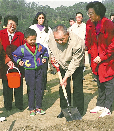 1992年1月22日,小平同志在深圳仙湖植物园种树. 新华社发