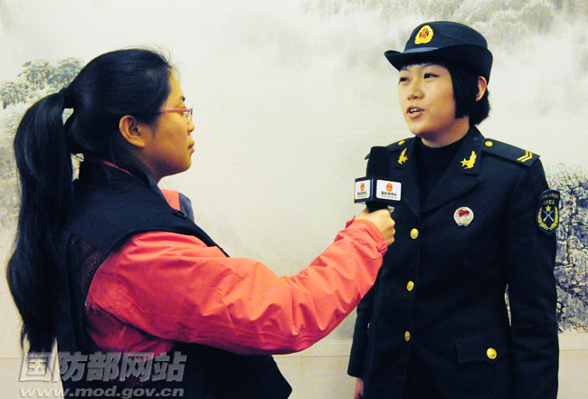 记者采访北京卫戍区某通信站女兵连战士李鑫