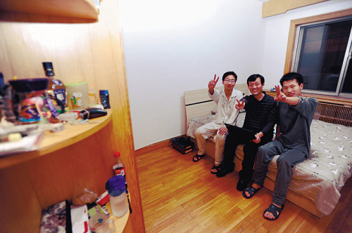 卧室里床、床垫和大衣柜一应俱全。