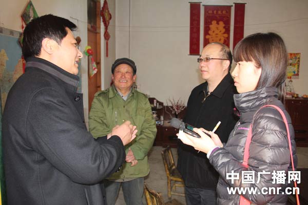 中央台“沂蒙春早”报道组在山东临沂莒南县石莲子镇村民家中采访。