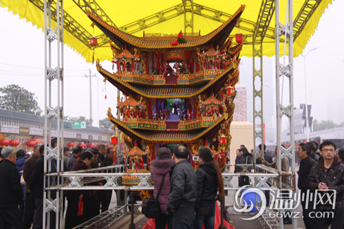 市民在龙灯前驻足观看（高清图集）
