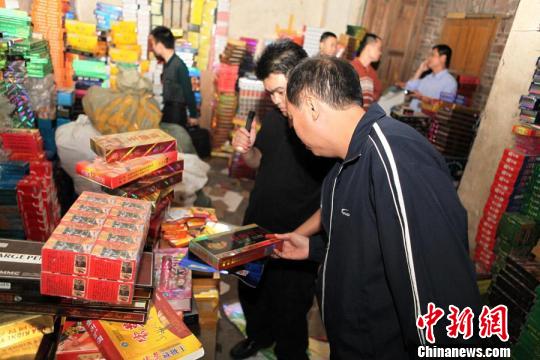 图为办人员清查涉假性药。　罗春　摄