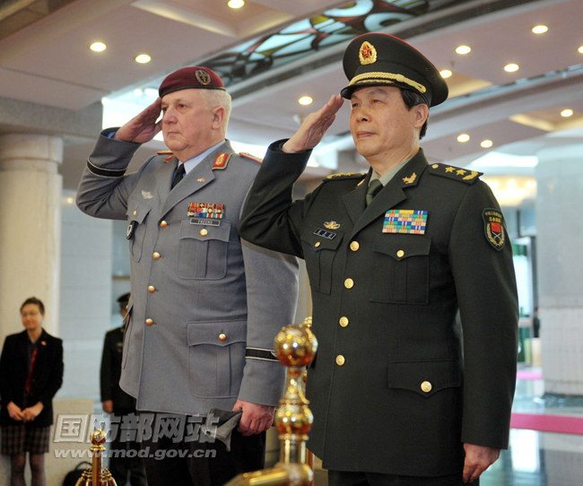 2012年3月13日下午,副总参谋长蔡英挺中将在八一大楼为来访的德国陆军