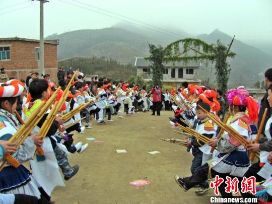 苗族同胞跳起欢快的芦笙舞迎接游客和嘉宾。　黄庆松　摄