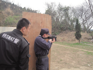 鹿城特警配备特种警用装备 特种弓弩拐弯枪网
