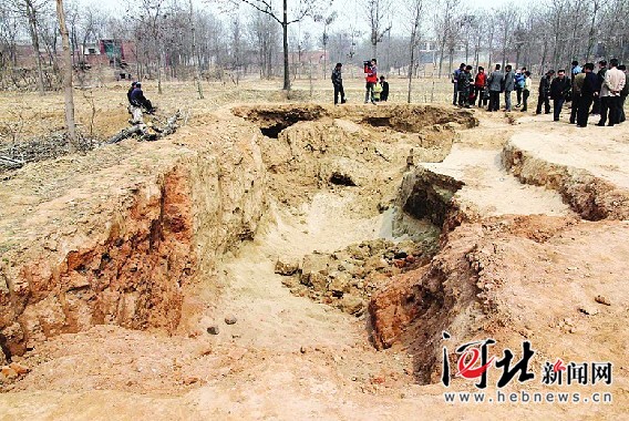河北邢台一土坑坍塌埋住三孩童 致两死一伤