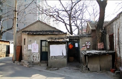 如今这个院子夹在附近高楼的缝隙里，面临拆迁。王鲁坤/摄