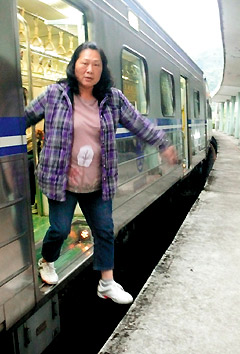 台铁火车站月台高度太低，影响上下车安全。（图片来源：台湾《联合报》）