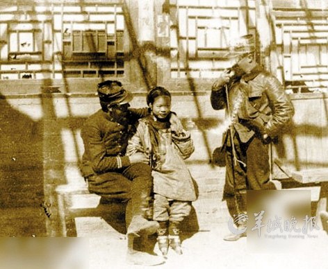 　　受调戏的中国小脚妇女。