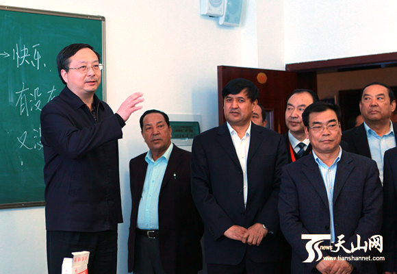 ?自治区党委常委、宣传部部长胡伟参观阿克苏浙江双语培训中心多媒体教室。