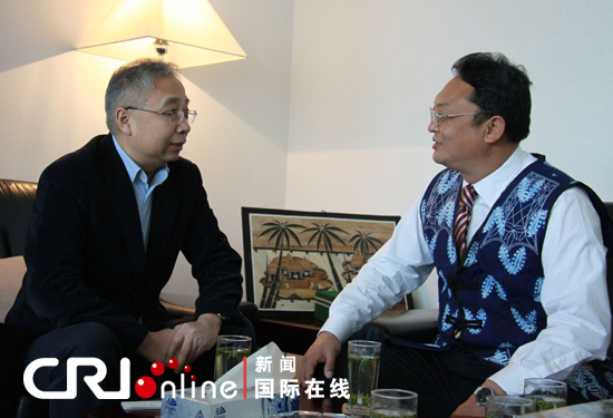 主持人赵辉 马里 摄 国际在线消息(记者 马里):3月8日我们有幸邀请到了大理市市长马忠华到中国国际广播电台做客2012年两会特别报道《老外对话代表委员》节目。与主持人及听众朋友就大理的历史文化和民族文化,以及大理的经济发展与城市精神方面进行了深入交流和探讨。 马市长是一个土生土长的大理人,节目刚一开始就迫不及待的与主持人聊起了大理的历史文化,通过一部《天龙八部》,一部《五朵金花》描述了百年和谐、高贵典雅的大理。 提到《天龙八部》大家都会想到段王爷、六脉神剑、鸠摩智、宋朝的大理。早在唐宋时期,在大理有