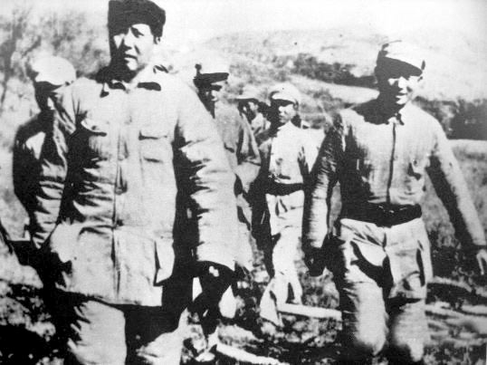 1943年10月26日，毛泽东在周恩来、刘少奇、朱德、任弼时、彭德怀、邓发、张闻天、彭真等陪同下，到南泥湾视察