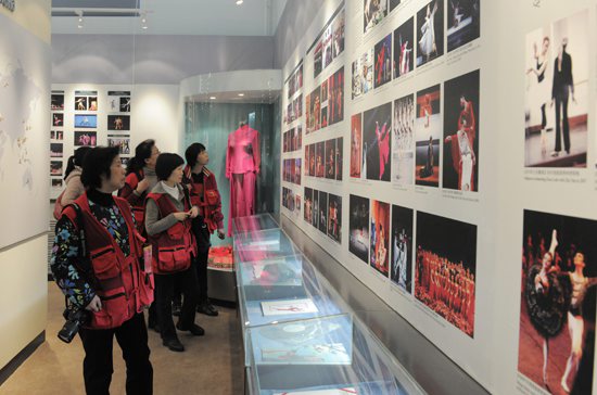 女摄影家参观中央芭蕾舞剧团展室