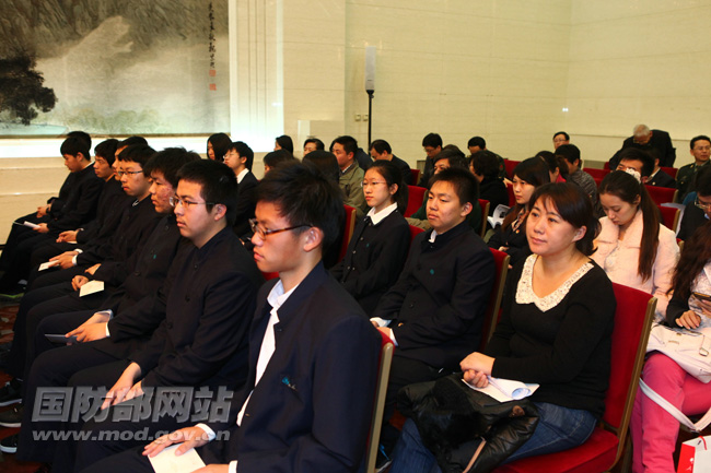 《钱学森传》、《钱学森》画册、《钱学森文集》首发仪式在人民大会堂举行,图为北京师范大学附属中学“钱学森班”的师生代表。解放军报记者张晓祺摄