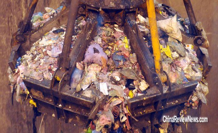 台北市环保局12日在木栅垃圾焚化厂,将含有动物用药莱克多巴胺(瘦肉精)的肉品倒入焚化炉中,与垃圾搅拌后再一同丢入炉内销毁。