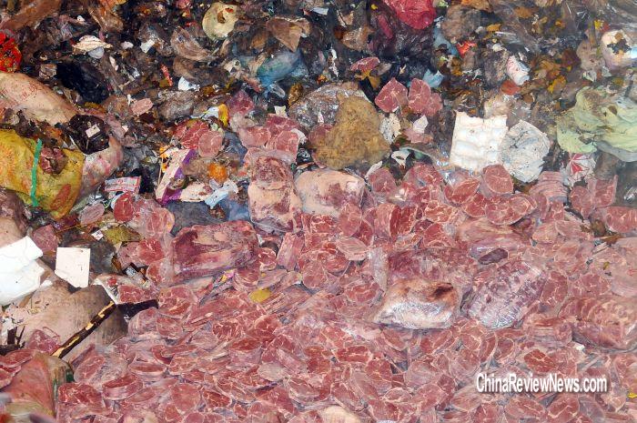 台北市环保局12日在木栅垃圾焚化厂,将含有动物用药莱克多巴胺(瘦肉精)的肉品倒入焚化炉中,与垃圾一同销毁。