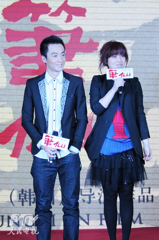 吴超和梅婷（右）出席发布会。