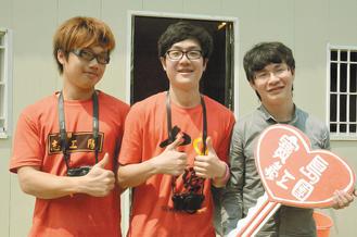 大陆学生台湾行善 随义工为独居老人盖新家(图