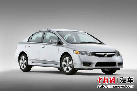 汽车决定从2012年4月30日起,召回部分2009年7月10日至2011年8月16日生产的思威(CR-V)牌多用途乘用车和部分2009年7月10日至2011年8月31日生产的思域(CIVIC)牌轿车,涉及数量共计459962辆。 据悉,此次召回范围内的车辆,因供应商在制造过程中出现偏差,可能导致喇叭接地回路中的转向柱轴承导电性能降低,极端情况下可能出现按压喇叭偶尔不响的现象,影响用户使用。东风本田将为召回范围内的车辆进行免费检修,增加喇叭接地线,以消除隐患。 因为配件准备原因,此次召回活动从2012年4月