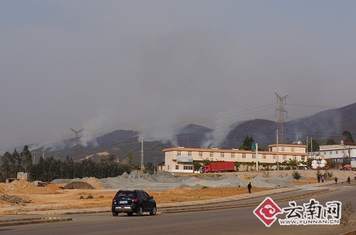 在宝峰街道办事处附近的街道上就能看到浓烟滚滚的火场