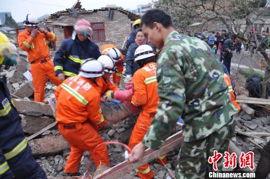 图为救援现场。　朱兴强　摄