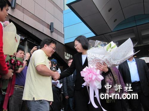 男党工送花给蔡英文。