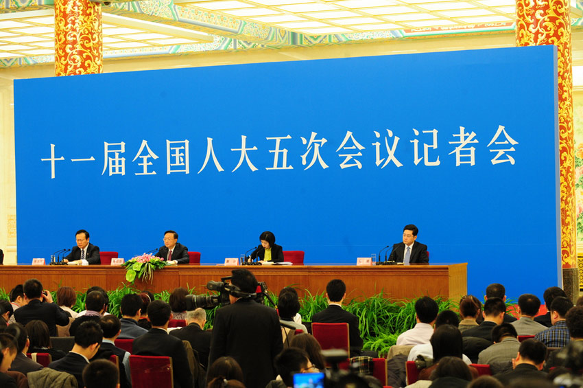 外交部部长杨洁箎答记者问:记者会主席台