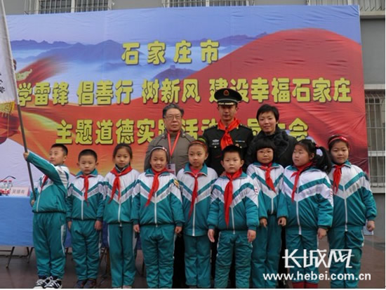 槐北路小学雷锋中队队员、校外辅导员段荣会和雷锋班第23任班长薛步瑞一起合影留念。