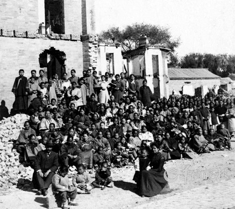 　　劫后余生，得到英国传教士帮助的中国教民。