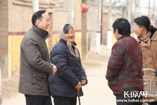 李清榜和村民亲切交谈。长城网 贺宏伟 摄