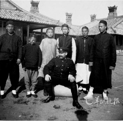 　　八国联军俄国军官与中国老百姓合影。