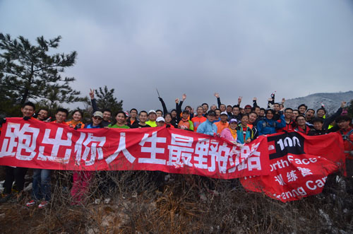 选手在赛道上合影留念