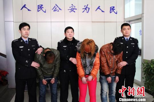 图为涉嫌抢劫的三名犯罪嫌疑人落网。　李哲　摄