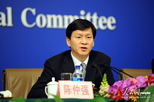 陈仲强:大力加强村医队伍的建设 应解决正式编制