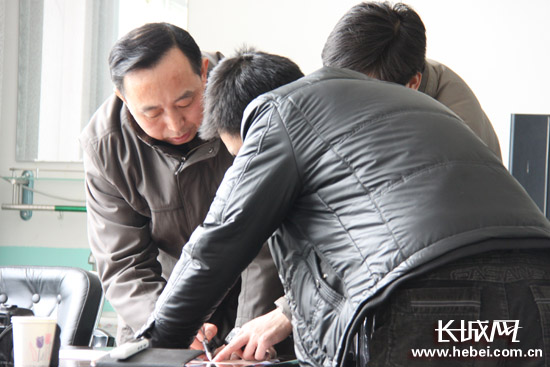 李清榜与乡村干部商讨工作。长城网 贺宏伟 摄