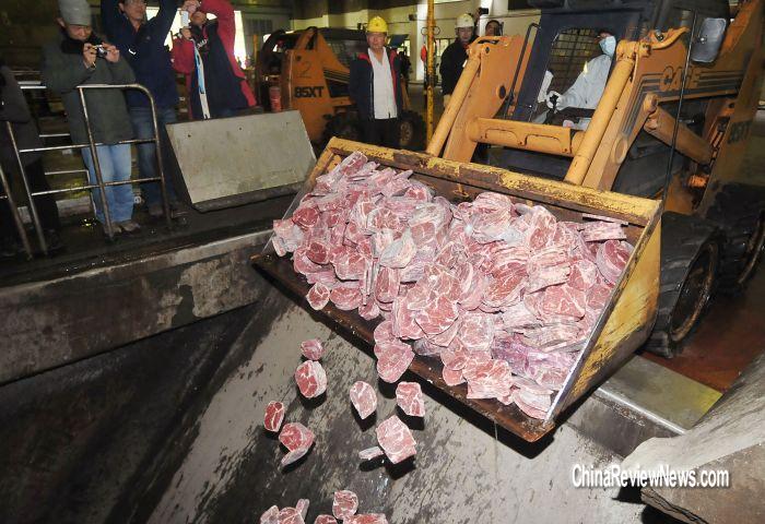 台北市环保局12日在木栅垃圾焚化厂,将含有动物用药莱克多巴胺(瘦肉精)的肉品倒入铲装机,再倒入焚化炉销毁。