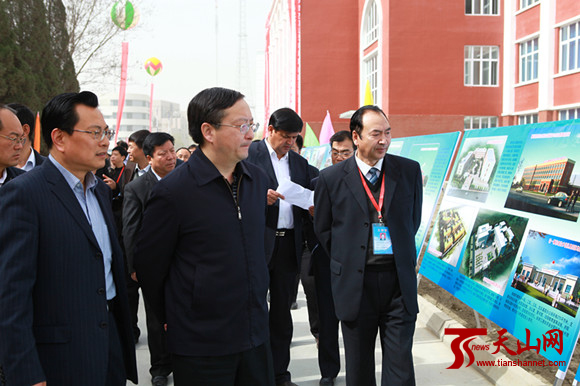 ?自治区党委常委、宣传部部长胡伟参观浙江援疆项目工程展览。