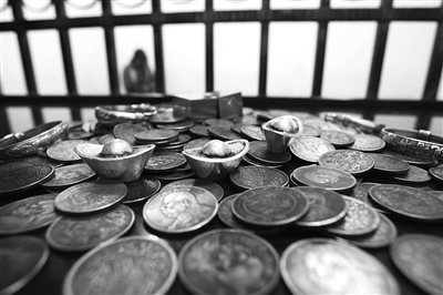 　　警方从两名女子手里查获假银元、假元宝等共计200余个。蒋超摄