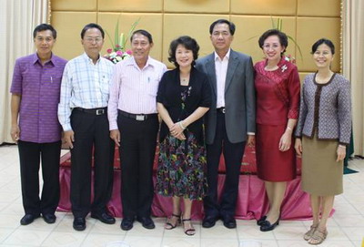 王总与宋卡府府尹夫妇，宋卡副府尹等合影