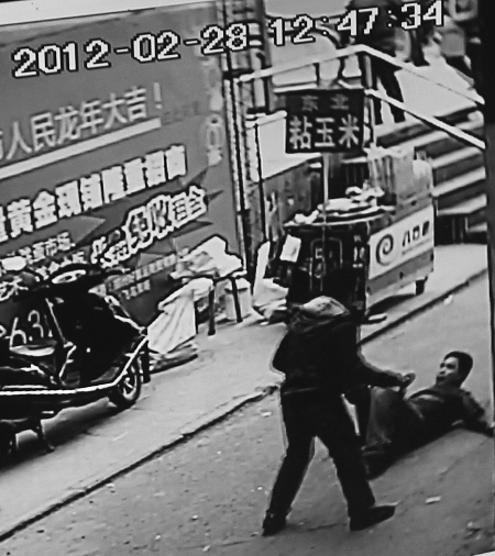 监控录像画面中，死者中刀倒地后同冯某对峙。